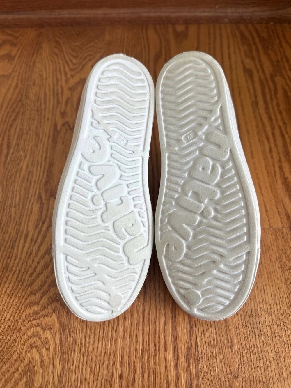 Native Shoes Kids Size J2 White Slip On - Picture 7 of 7